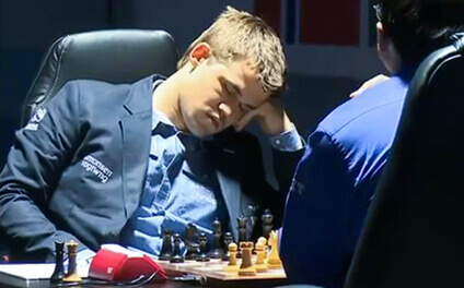 Sven Magnus Carlsen şahmat oynayarkən 10 saniyəlik mürgüləyərkən